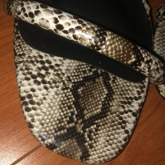 Snake skin finish heel - Picture 3 of 4
